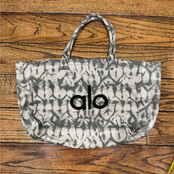 Alo Yoga Tiedye Signature Oversized Tote Bag - Picture 2 of 10